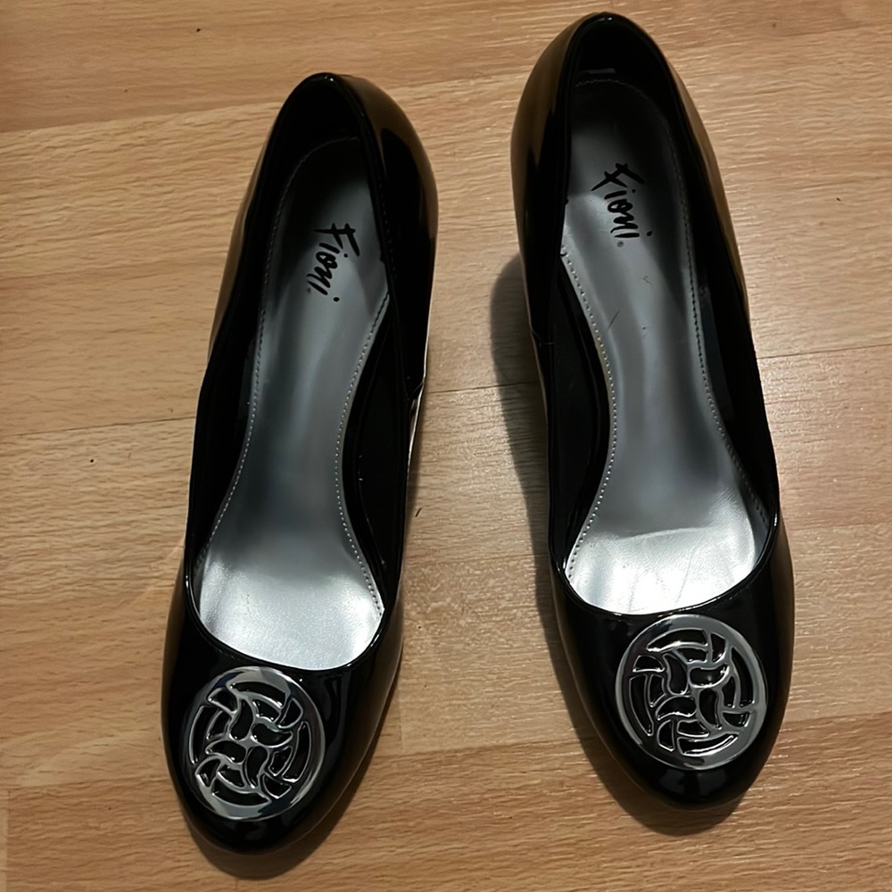 Fioni Black Patent Leather Slip On Medallion Wedge Heels Shoes Women's Size 7